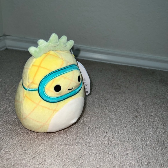 New Maui the Pineapple with Goggles Squishmallows - Picture 3 of 7